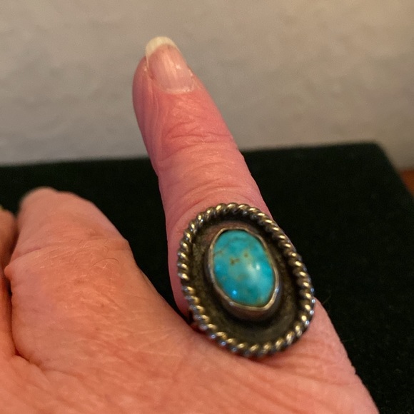 Navajo Vintage 1970s Kingman Turquoise and Sterling Silver Ring - Picture 4 of 4
